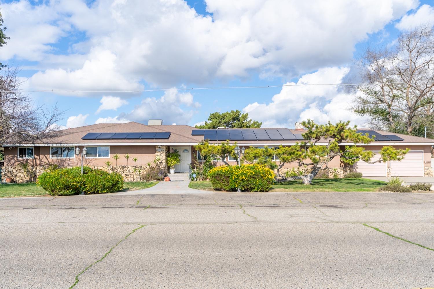 12812 E Stroud Ave, Kingsburg, CA 93631