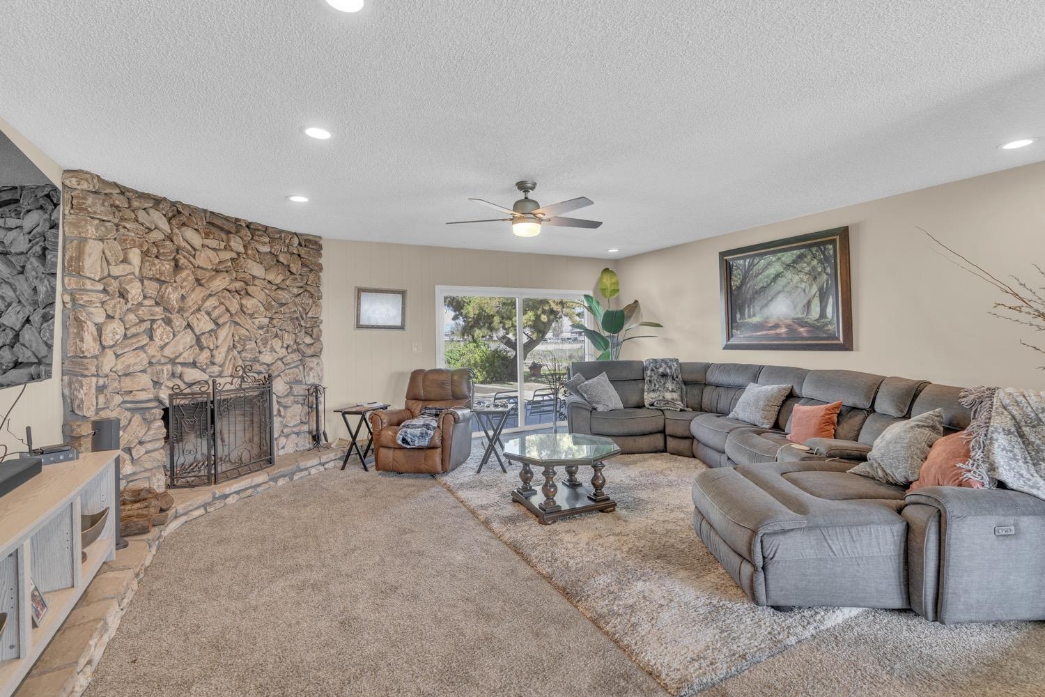 12812 E Stroud Ave, Kingsburg, CA 93631
