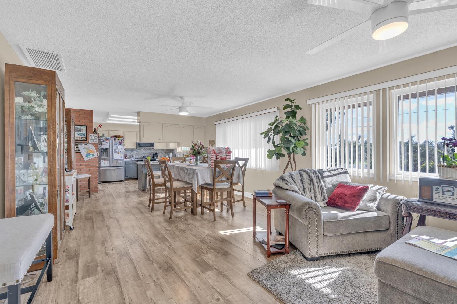 12812 E Stroud Ave, Kingsburg, CA 93631