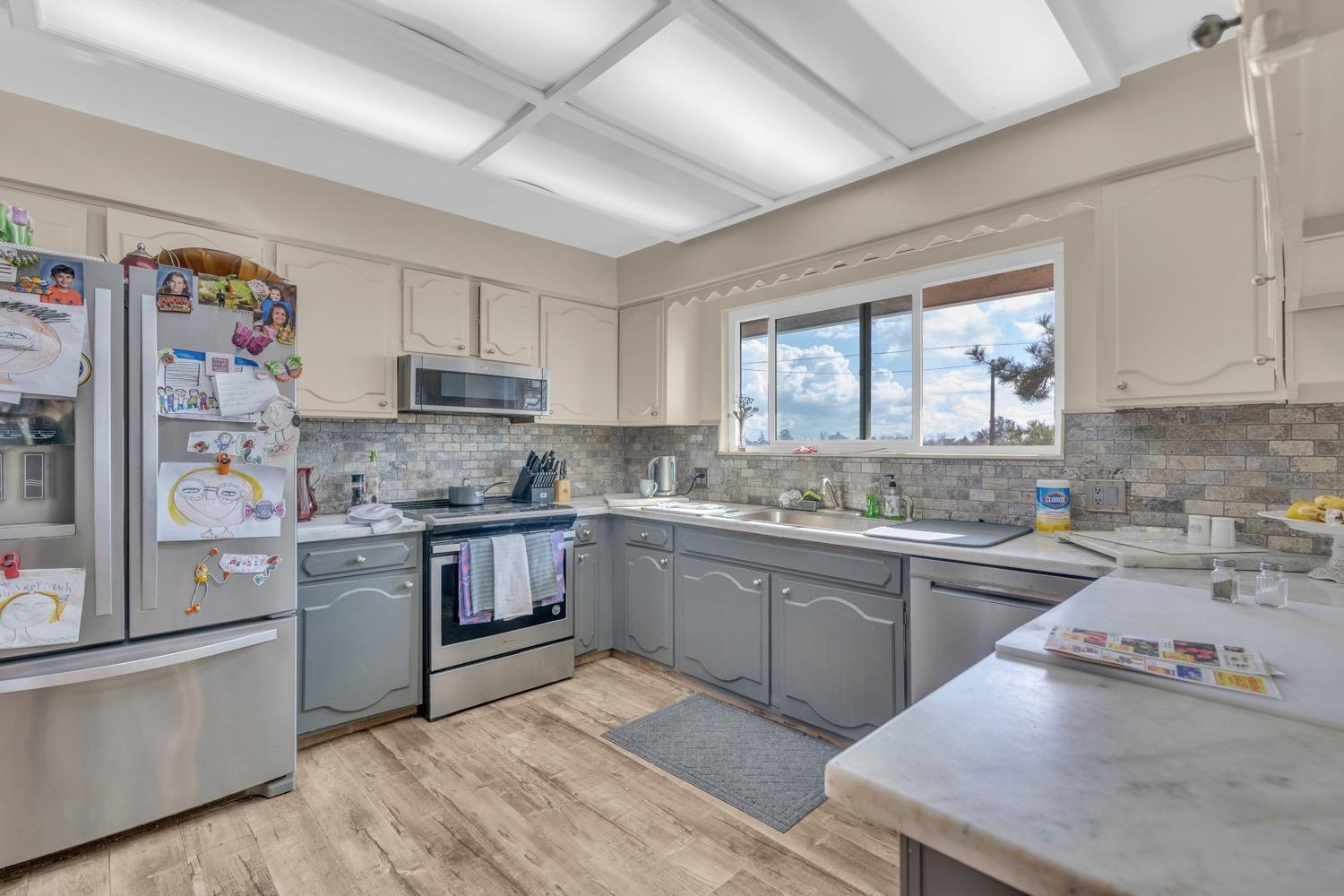 12812 E Stroud Ave, Kingsburg, CA 93631