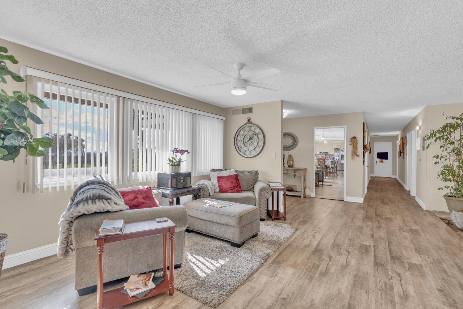 12812 E Stroud Ave, Kingsburg, CA 93631