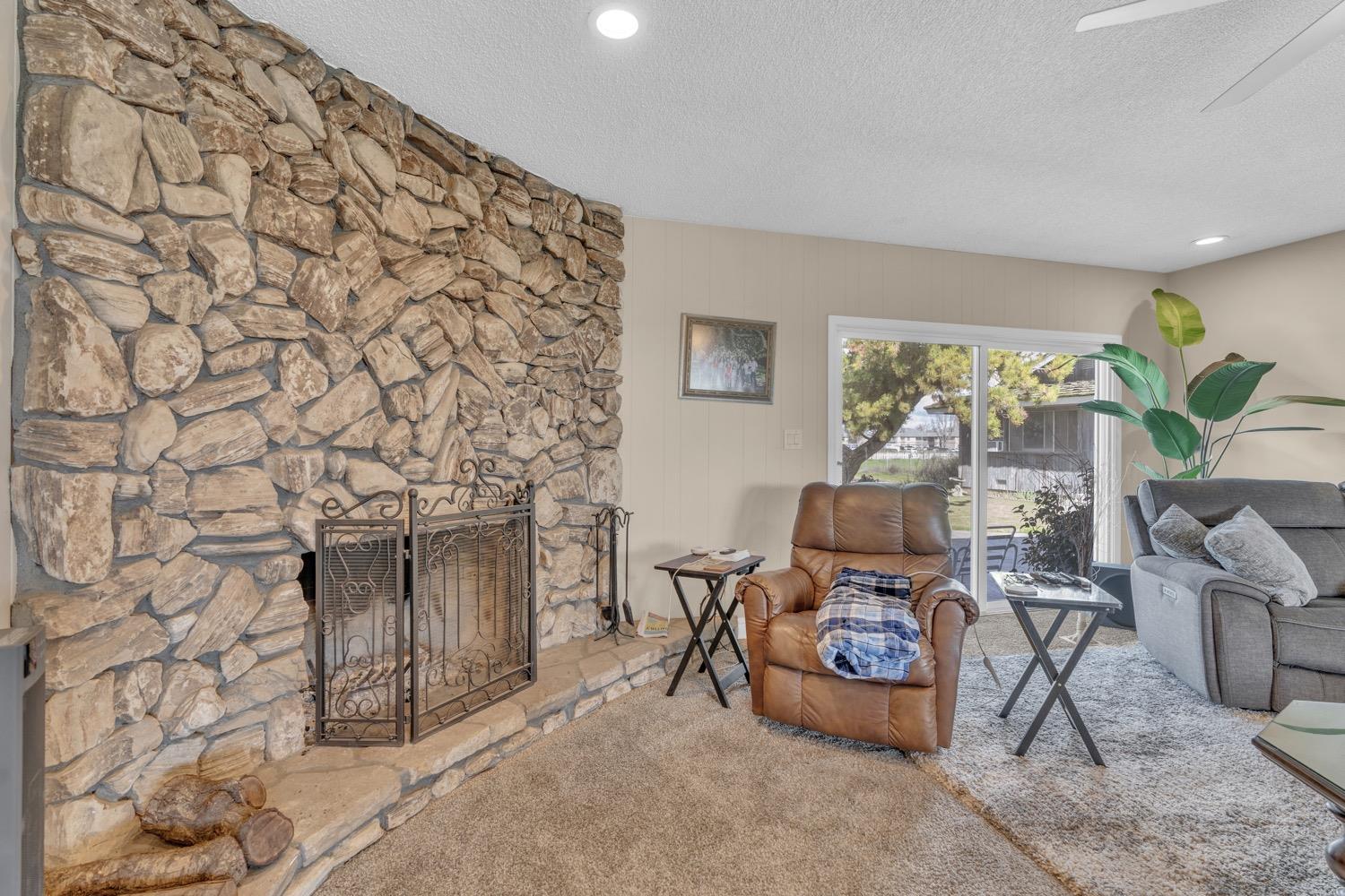 12812 E Stroud Ave, Kingsburg, CA 93631