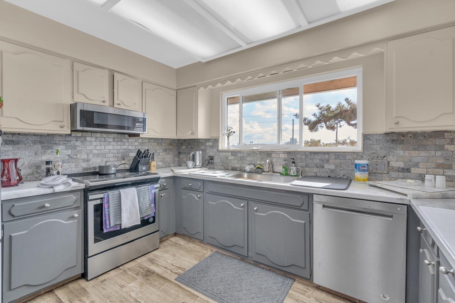 12812 E Stroud Ave, Kingsburg, CA 93631