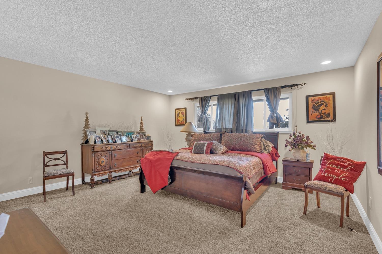 12812 E Stroud Ave, Kingsburg, CA 93631