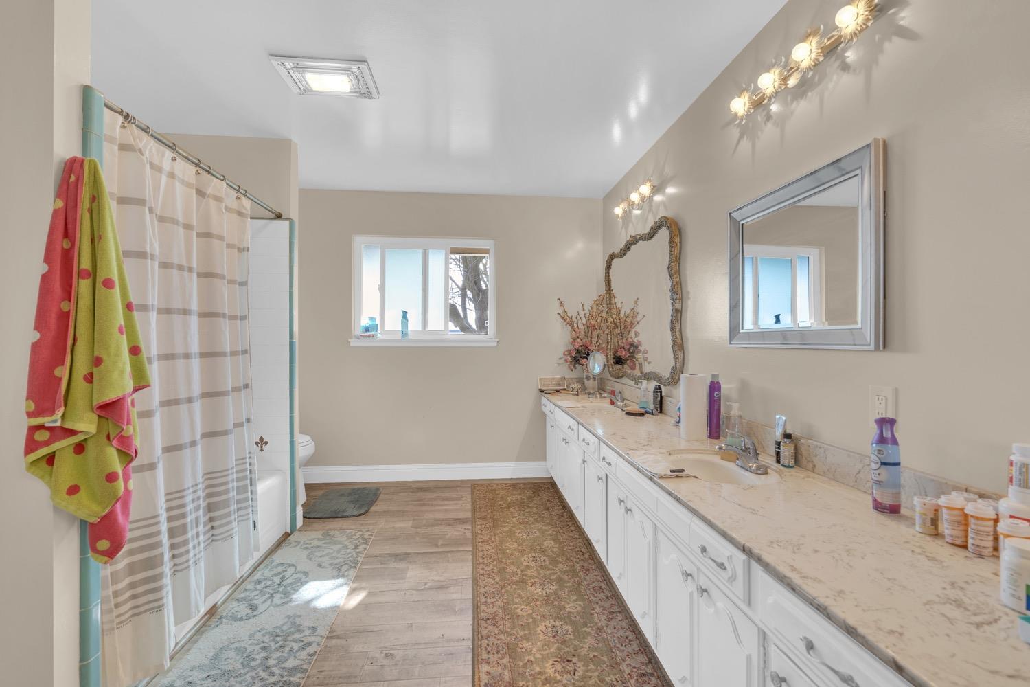 12812 E Stroud Ave, Kingsburg, CA 93631
