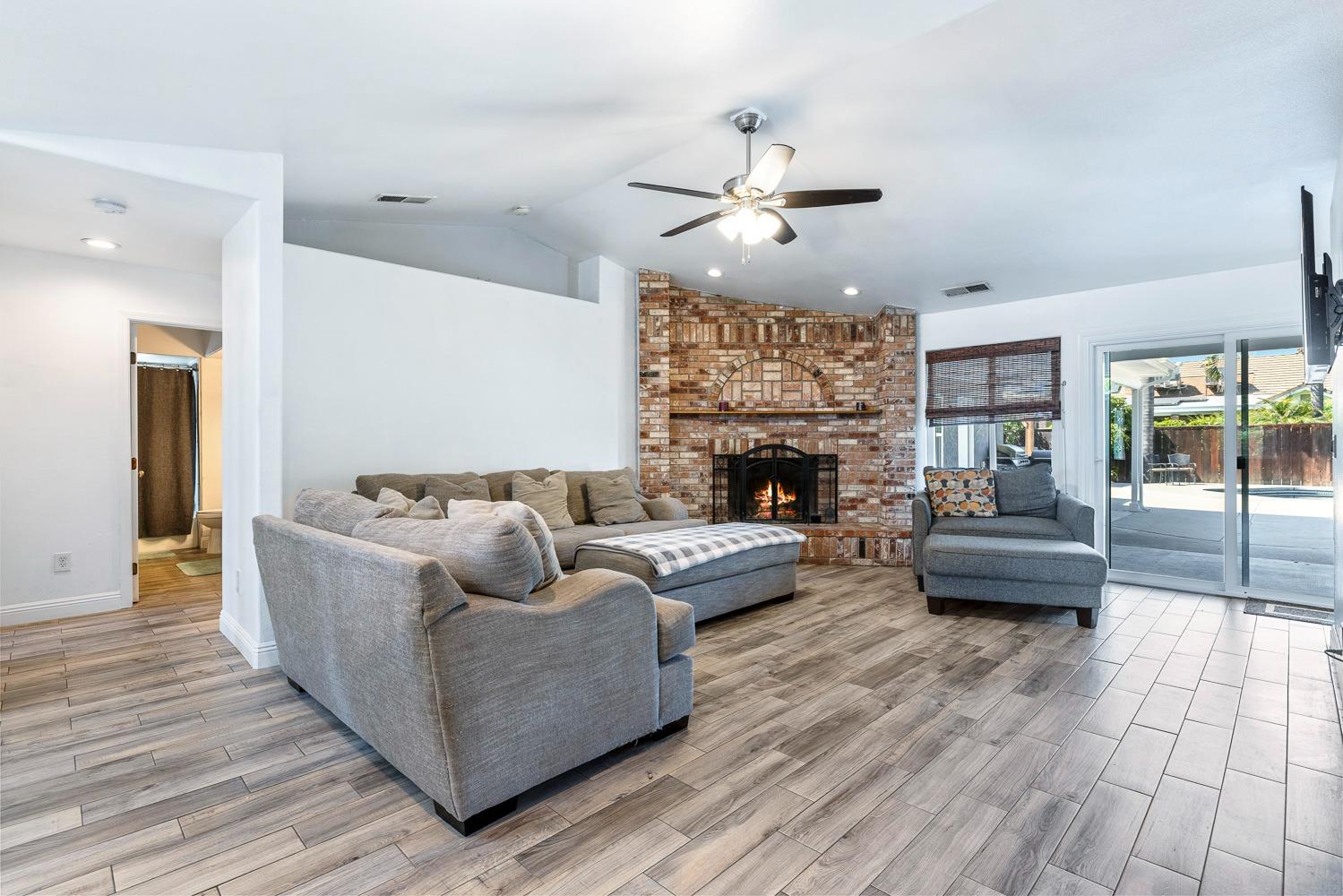 2371 Sophia Ln, Kingsburg, CA 93631