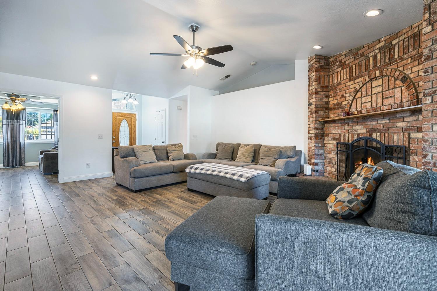 2371 Sophia Ln, Kingsburg, CA 93631