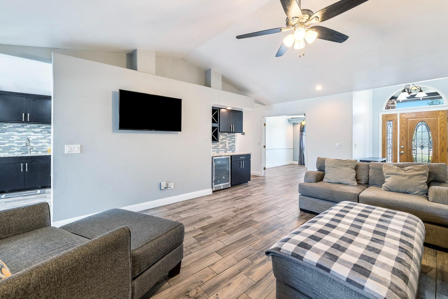2371 Sophia Ln, Kingsburg, CA 93631