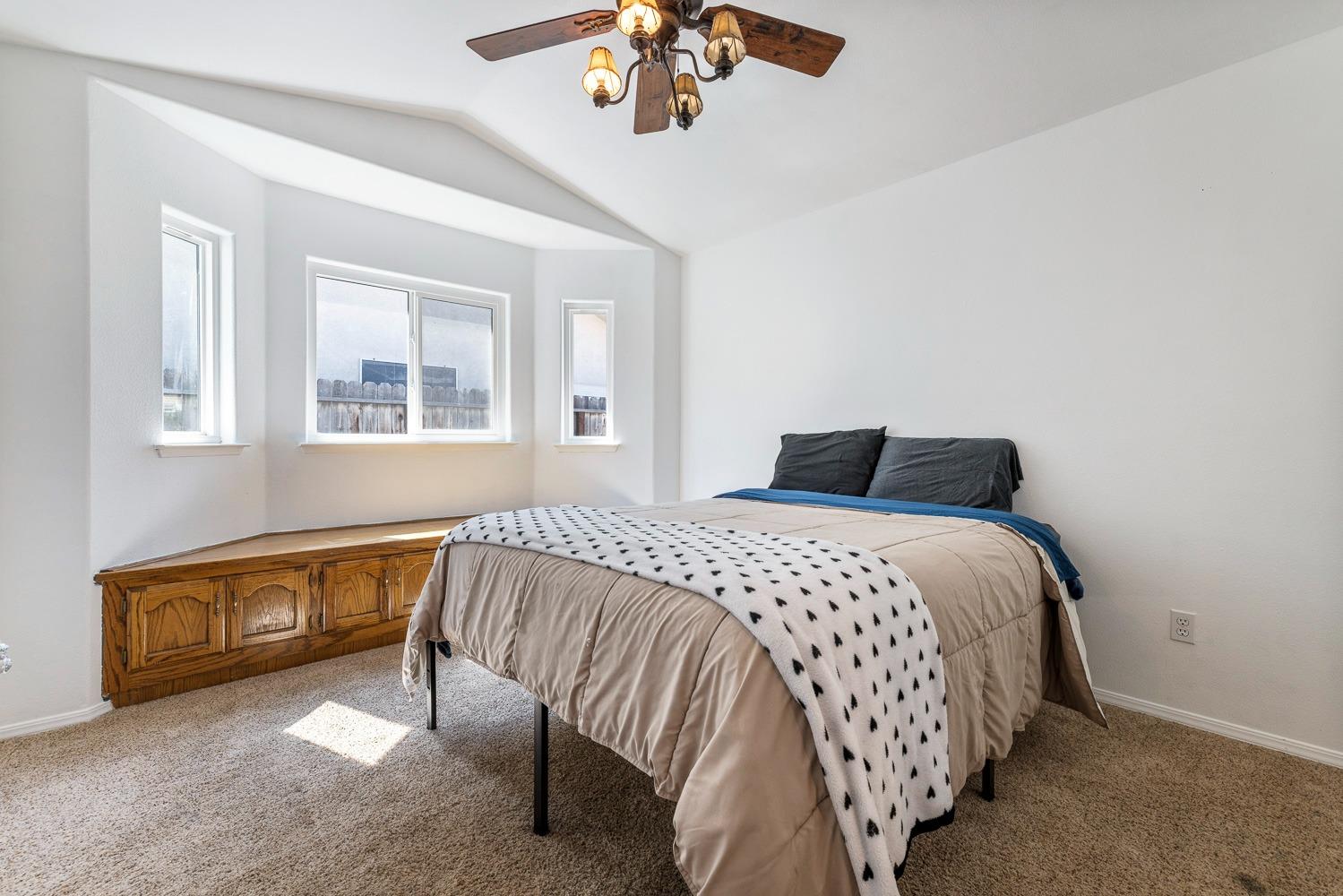 2371 Sophia Ln, Kingsburg, CA 93631
