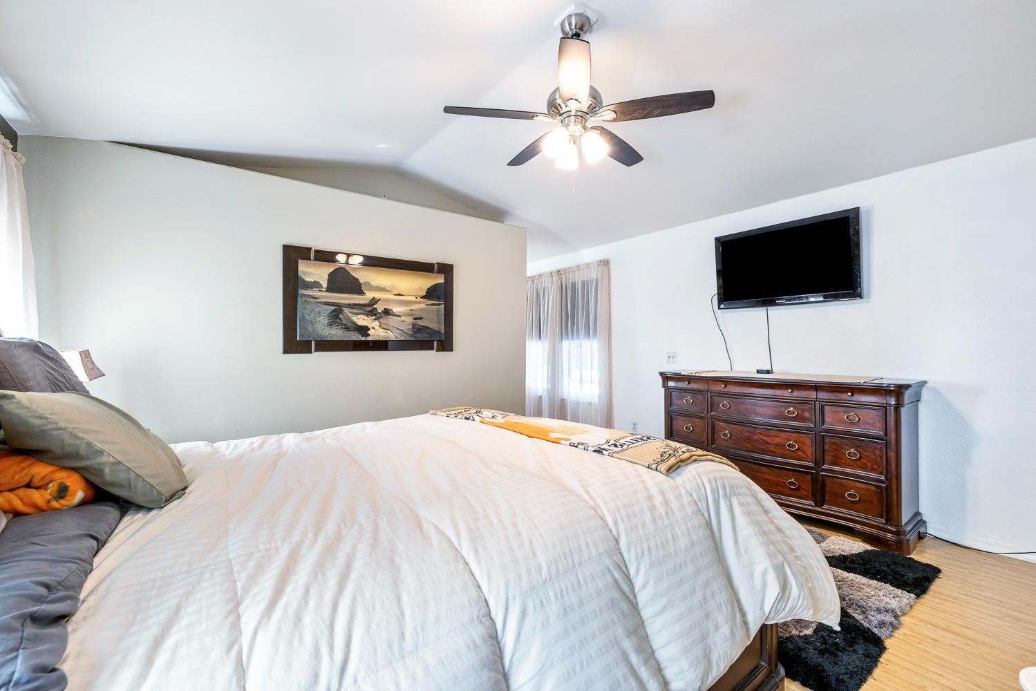 2371 Sophia Ln, Kingsburg, CA 93631