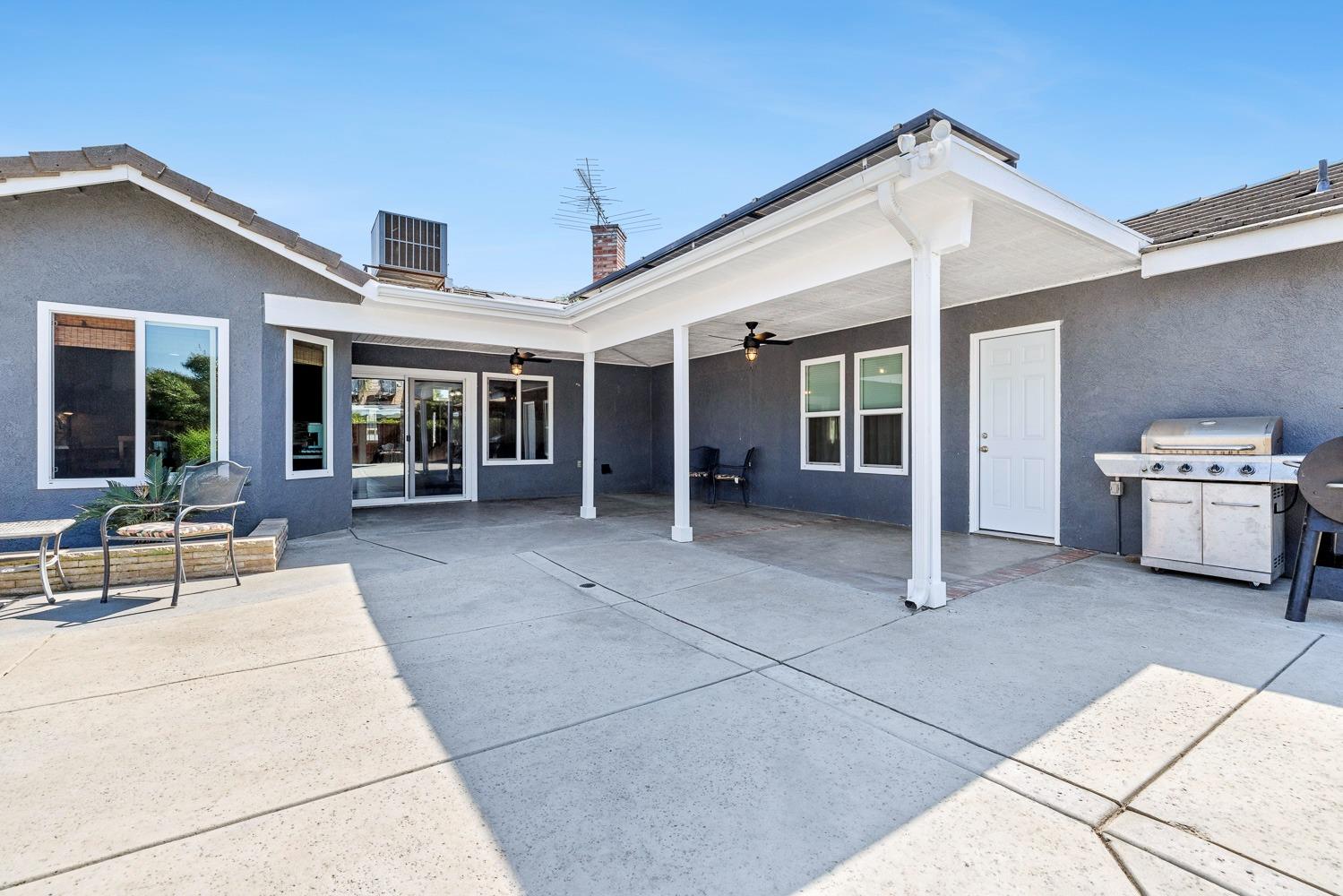 2371 Sophia Ln, Kingsburg, CA 93631