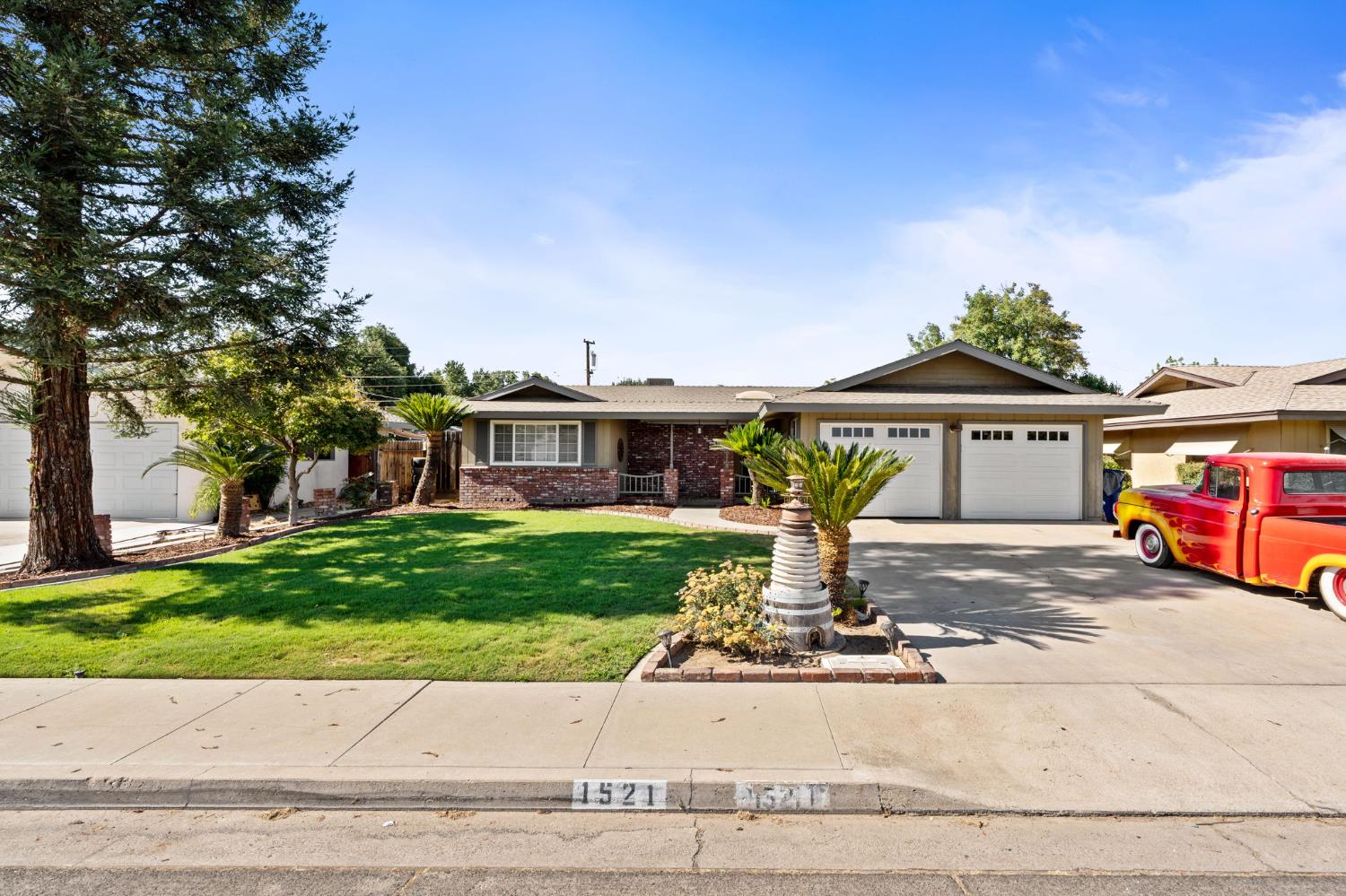 1521 Windsor Dr, Kingsburg, CA 93631