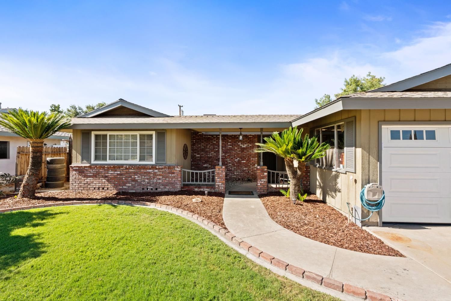 1521 Windsor Dr, Kingsburg, CA 93631