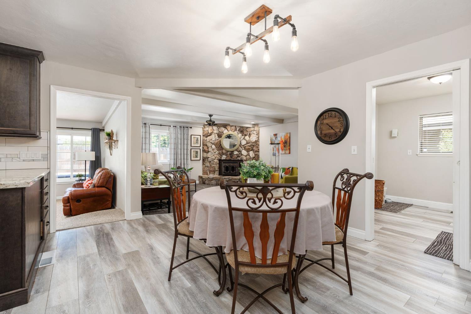 1521 Windsor Dr, Kingsburg, CA 93631