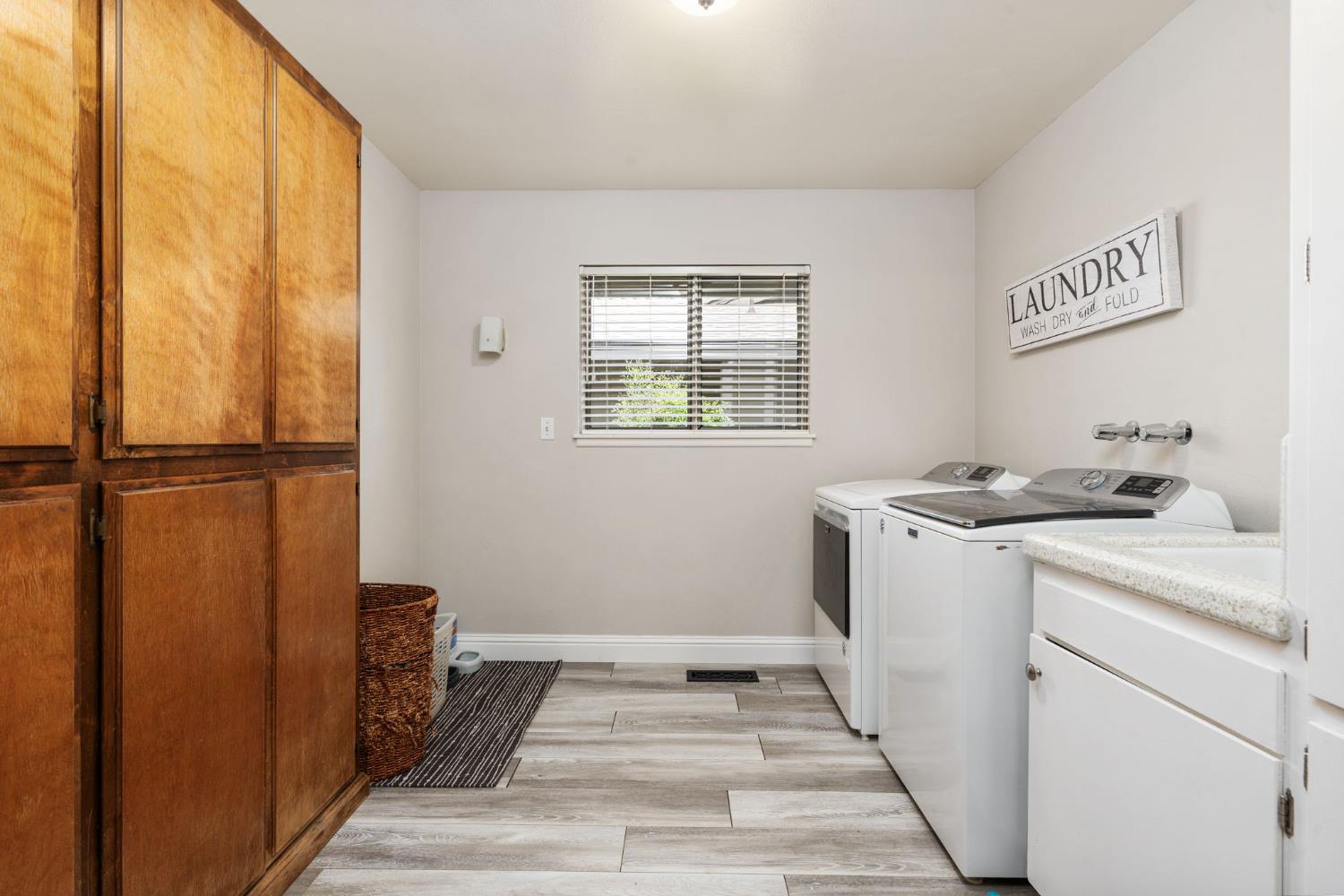 1521 Windsor Dr, Kingsburg, CA 93631