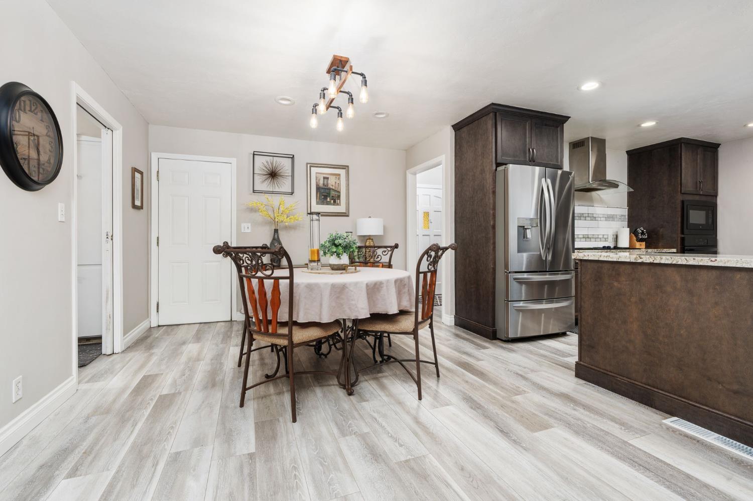 1521 Windsor Dr, Kingsburg, CA 93631