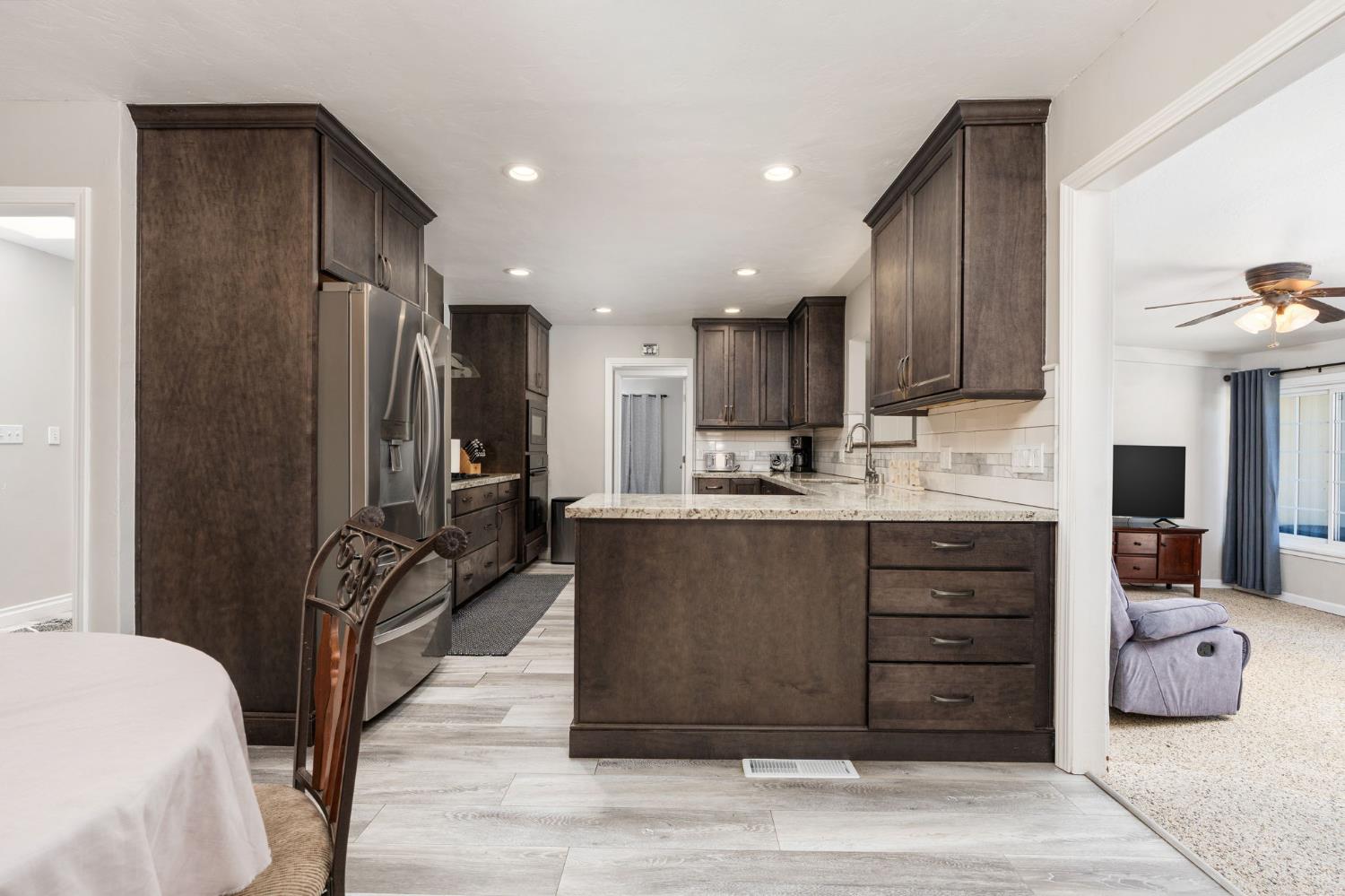1521 Windsor Dr, Kingsburg, CA 93631