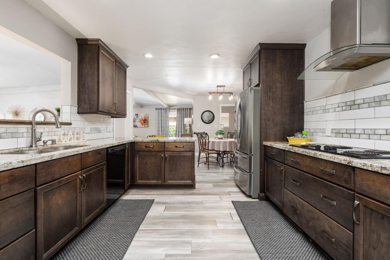 1521 Windsor Dr, Kingsburg, CA 93631