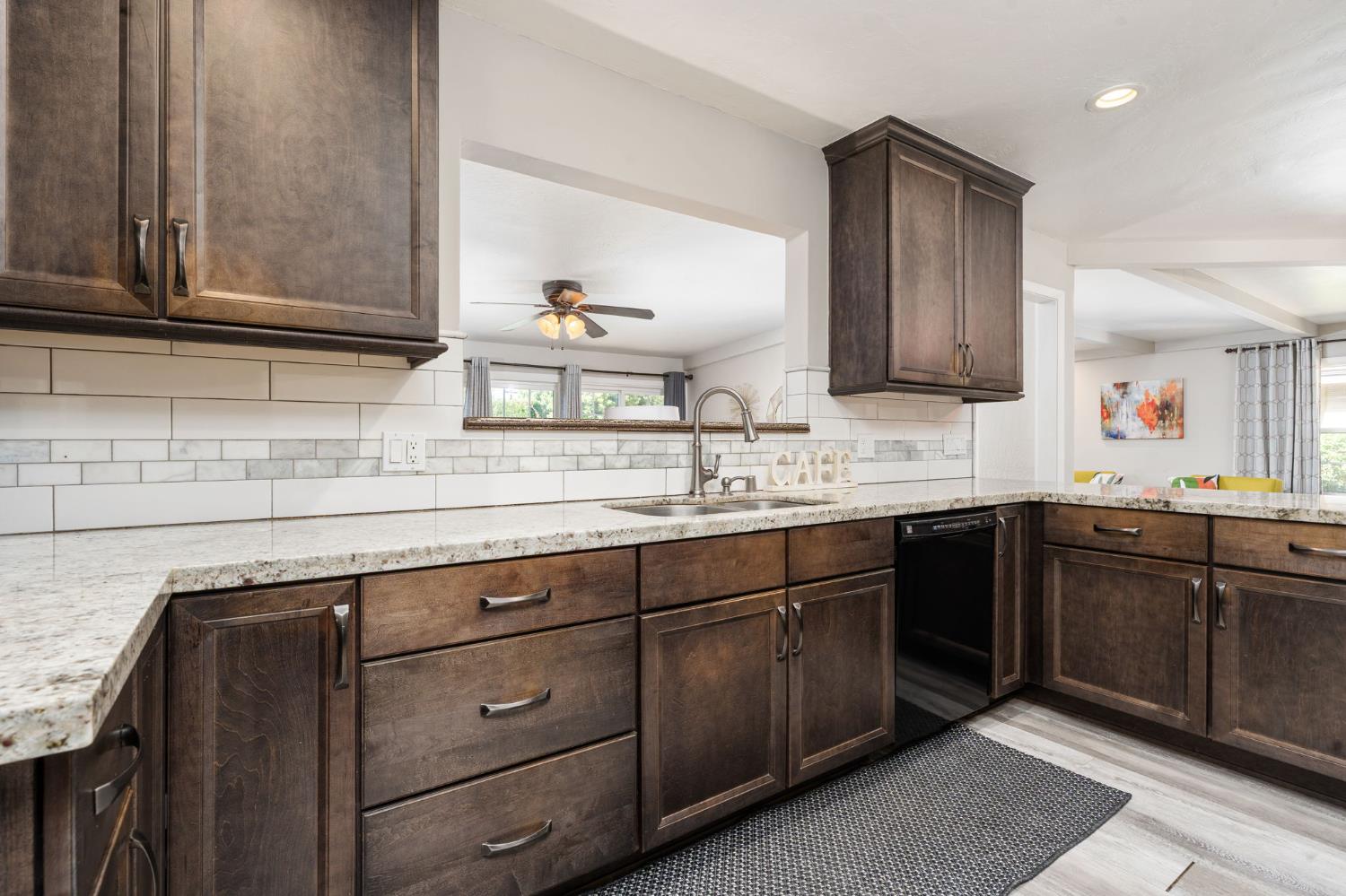 1521 Windsor Dr, Kingsburg, CA 93631