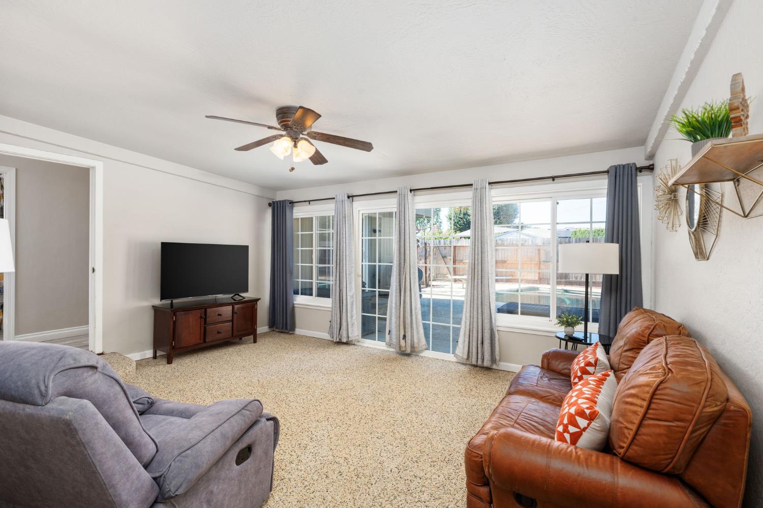 1521 Windsor Dr, Kingsburg, CA 93631