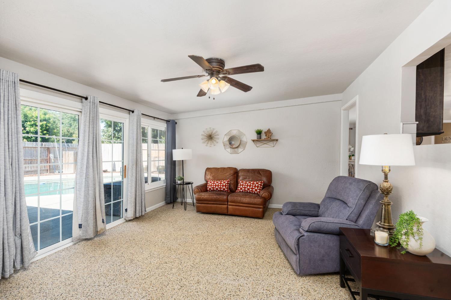 1521 Windsor Dr, Kingsburg, CA 93631