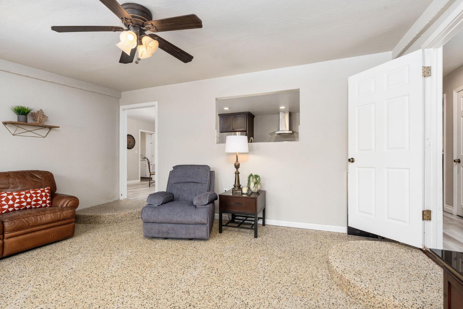 1521 Windsor Dr, Kingsburg, CA 93631