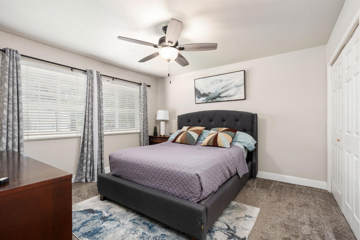 1521 Windsor Dr, Kingsburg, CA 93631