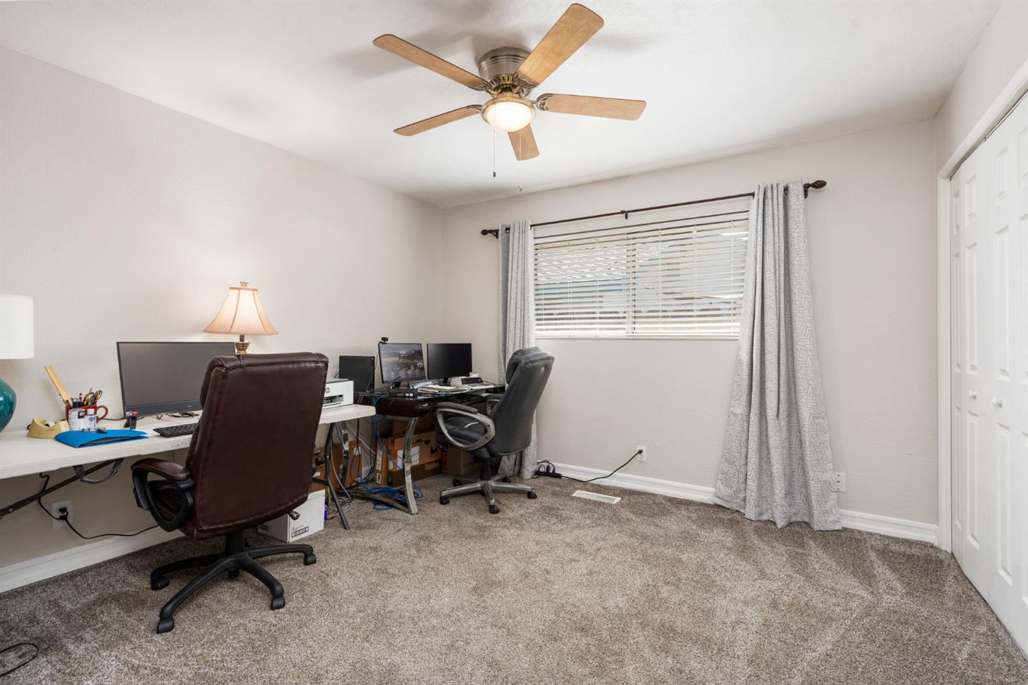 1521 Windsor Dr, Kingsburg, CA 93631