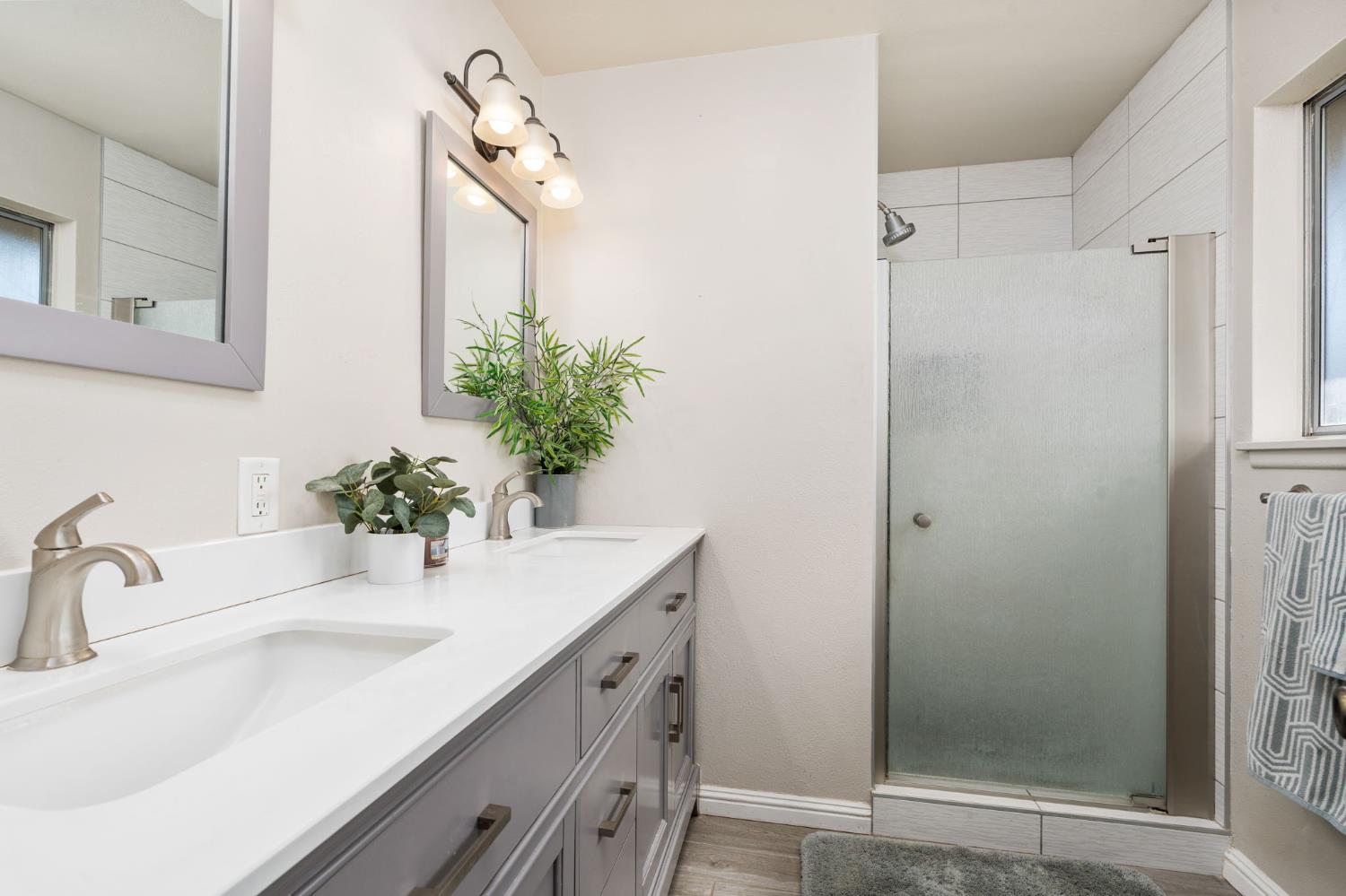 1521 Windsor Dr, Kingsburg, CA 93631