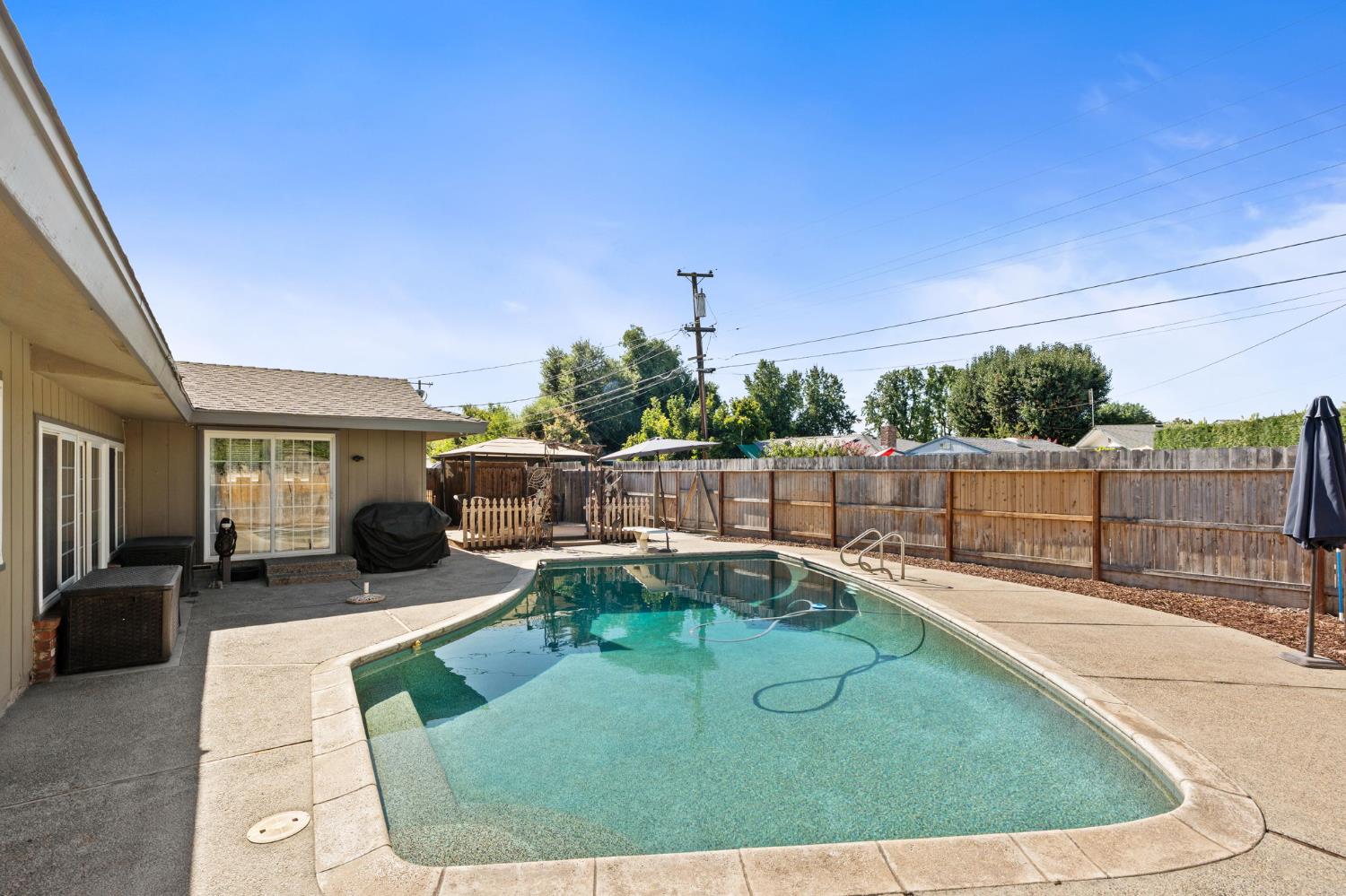 1521 Windsor Dr, Kingsburg, CA 93631