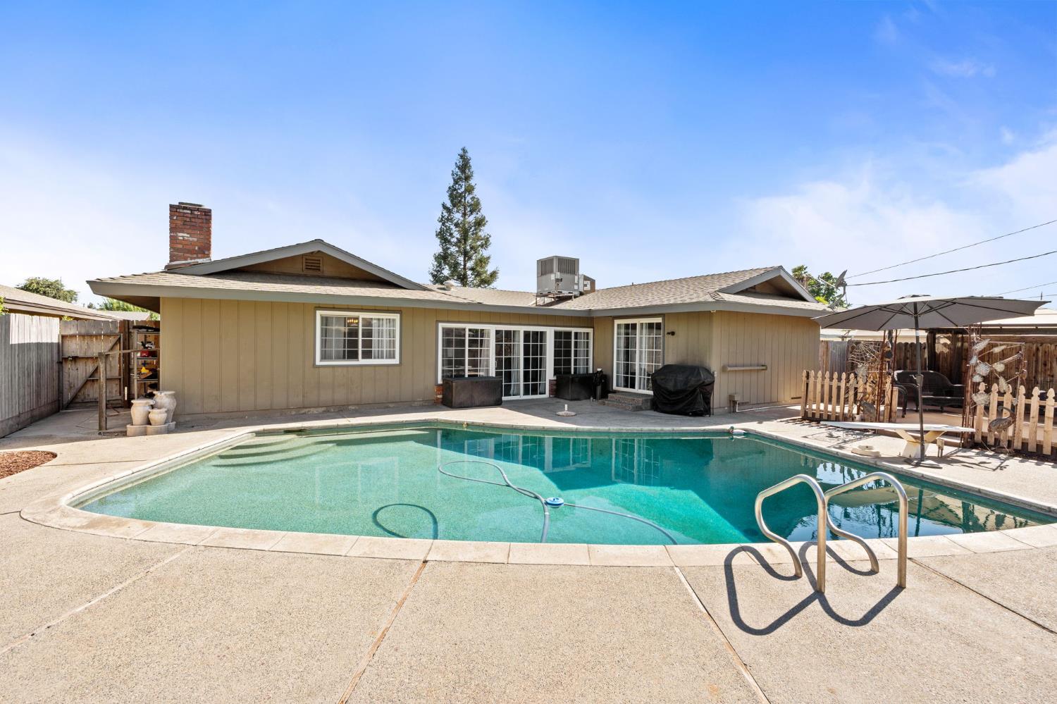 1521 Windsor Dr, Kingsburg, CA 93631