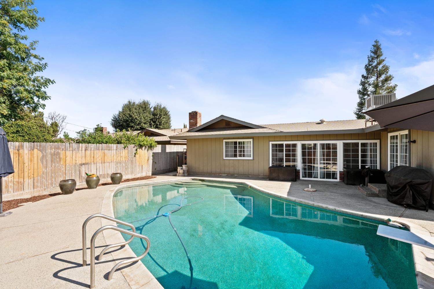 1521 Windsor Dr, Kingsburg, CA 93631