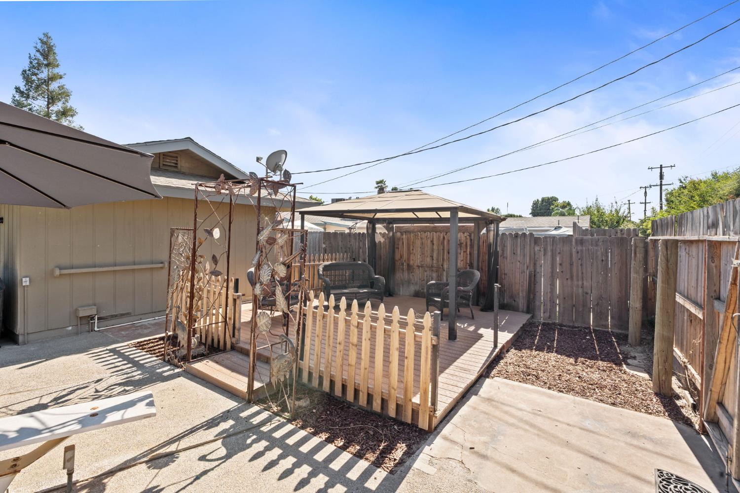 1521 Windsor Dr, Kingsburg, CA 93631
