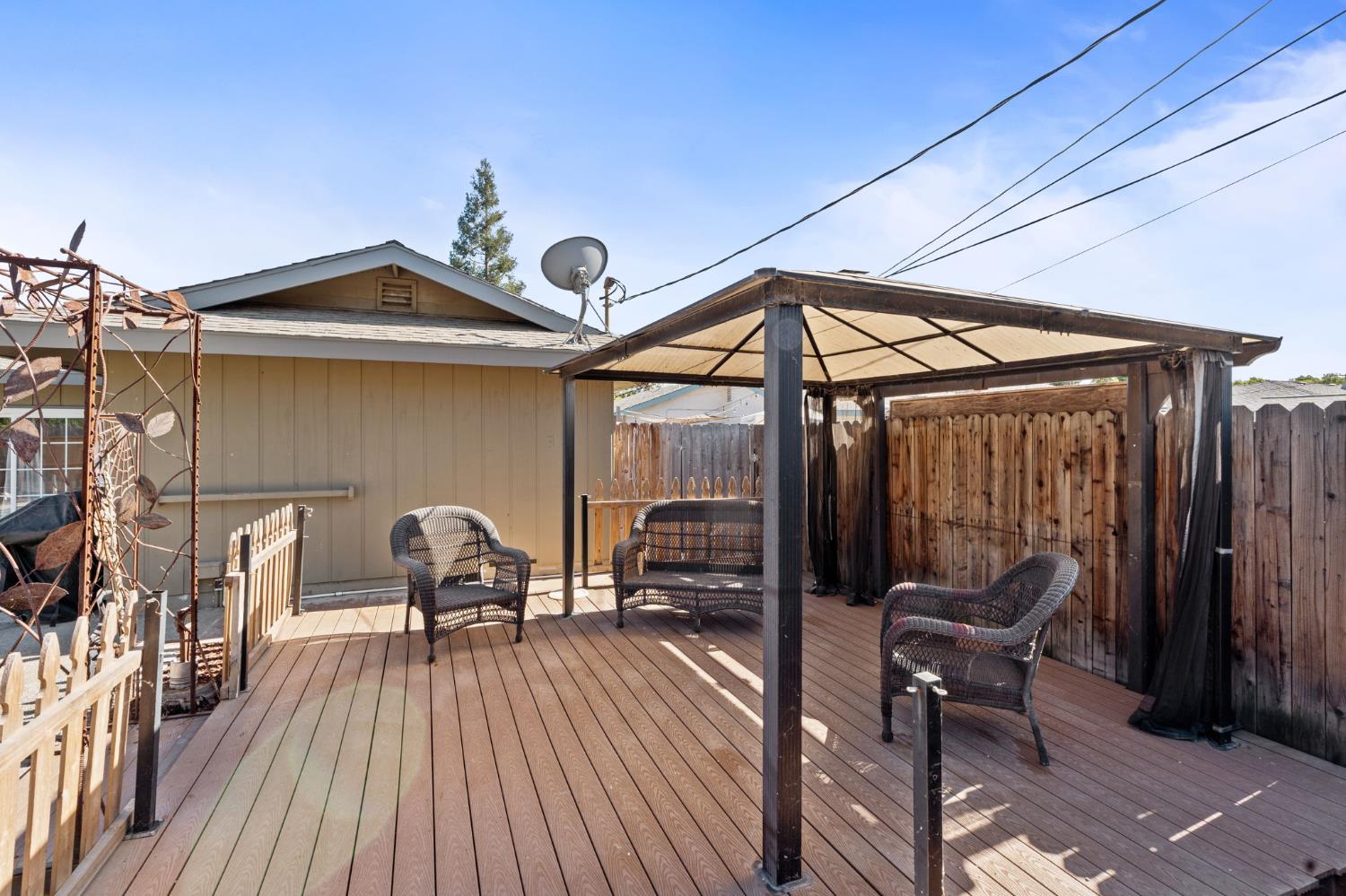 1521 Windsor Dr, Kingsburg, CA 93631