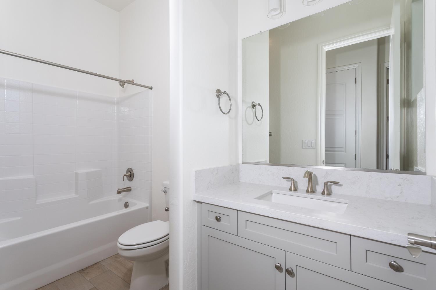 2112 Daffodil St, Kingsburg, CA 93631