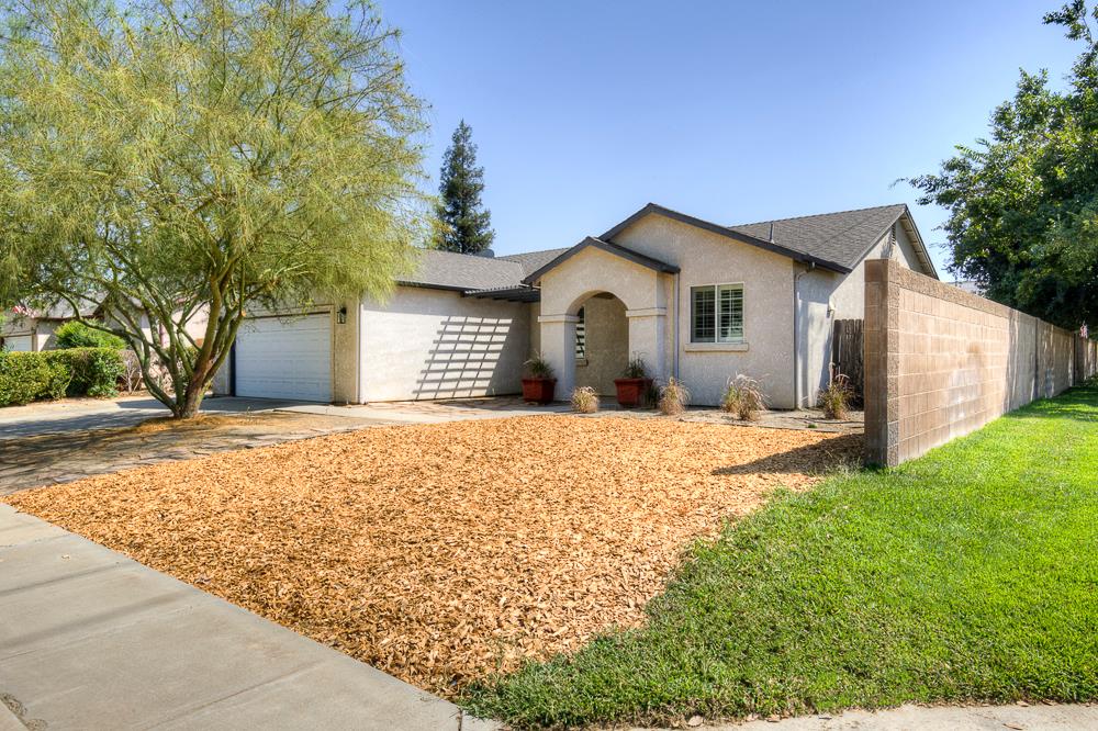 684 W Orange St, Kingsburg, CA 93631