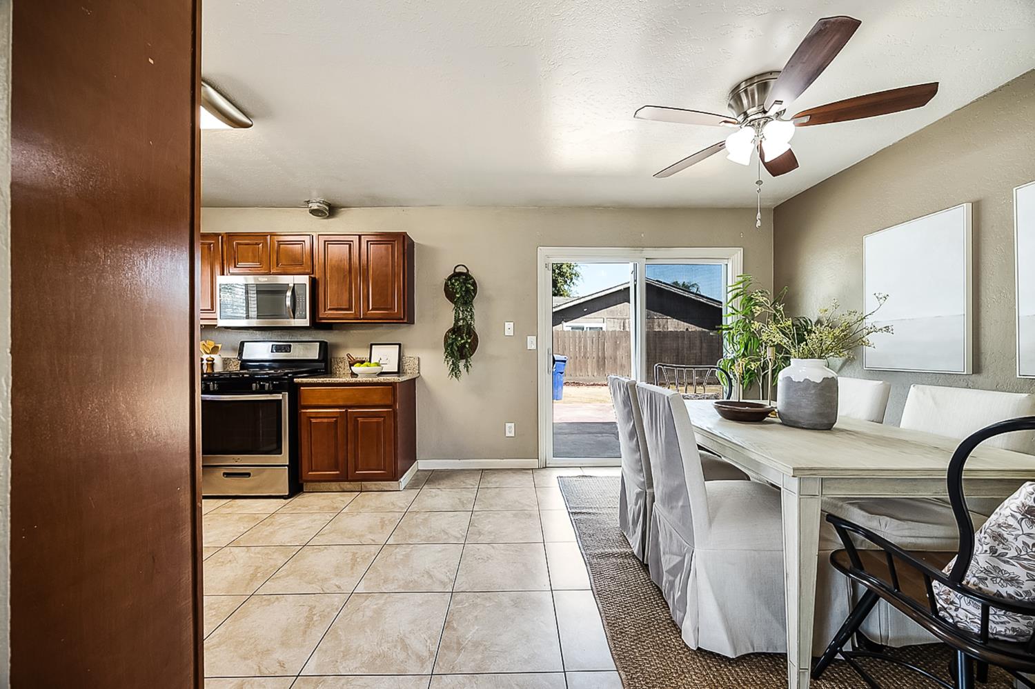 554 Sunset St, Kingsburg, CA 93631