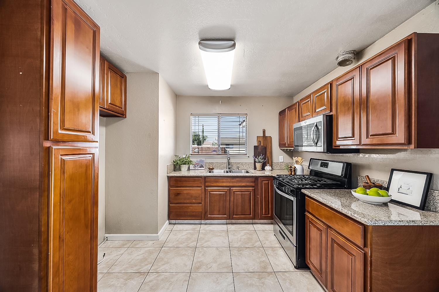 554 Sunset St, Kingsburg, CA 93631
