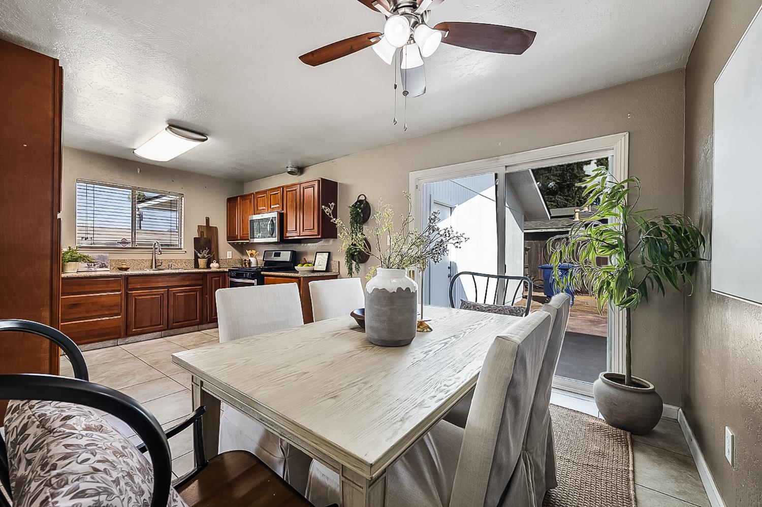 554 Sunset St, Kingsburg, CA 93631