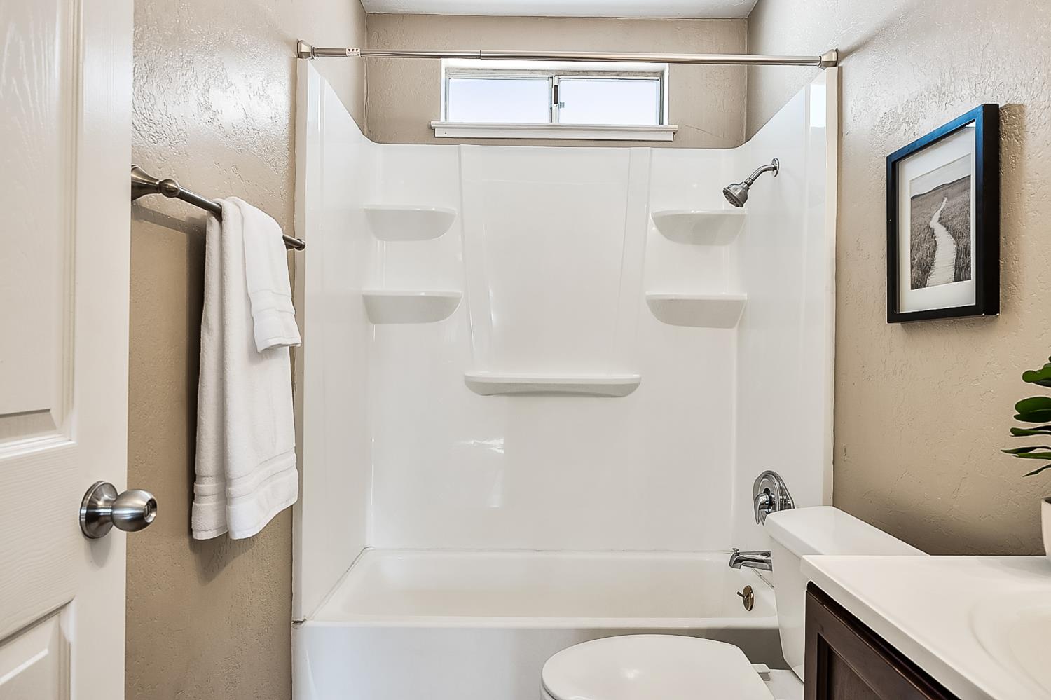 554 Sunset St, Kingsburg, CA 93631