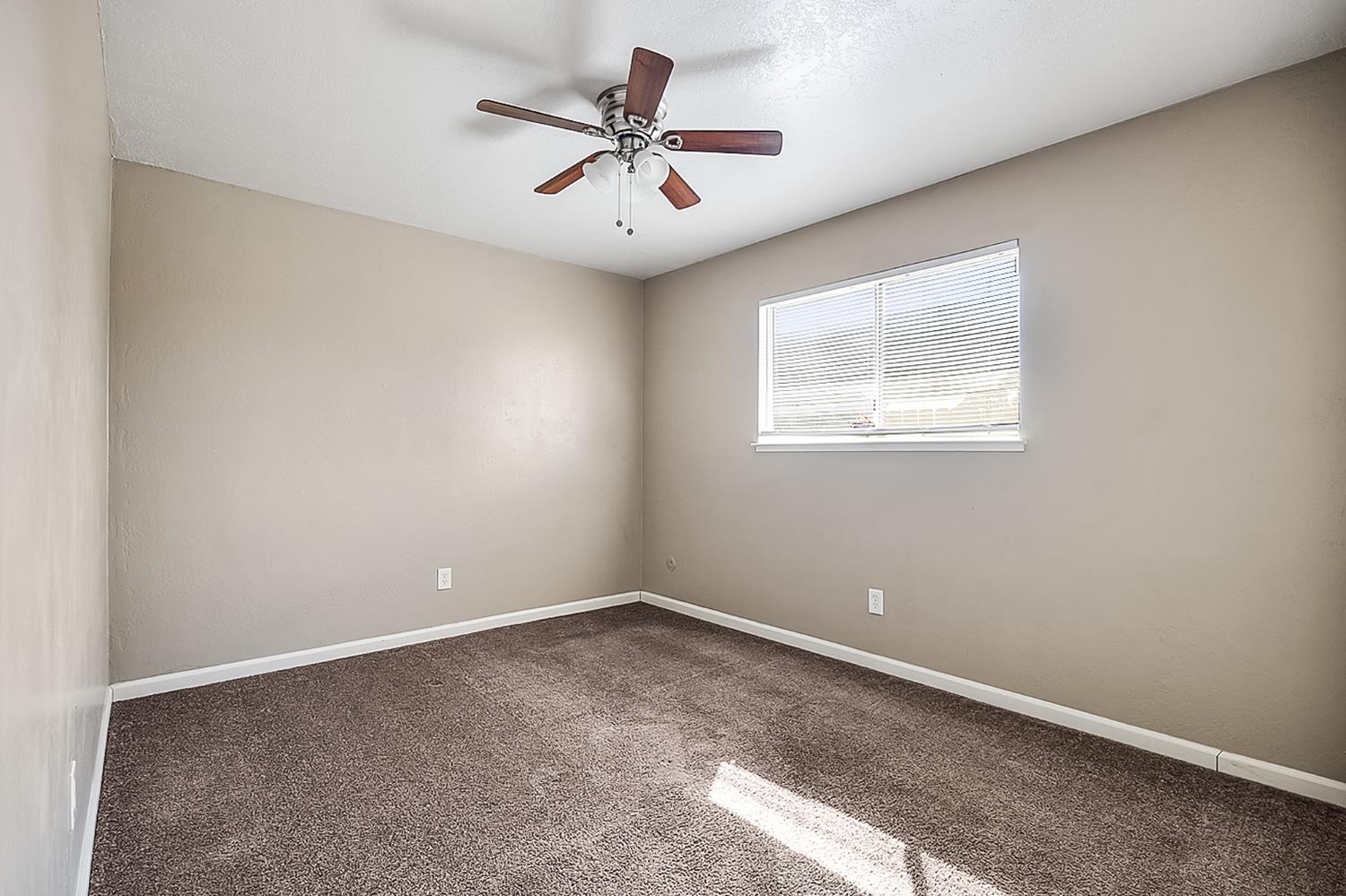 554 Sunset St, Kingsburg, CA 93631