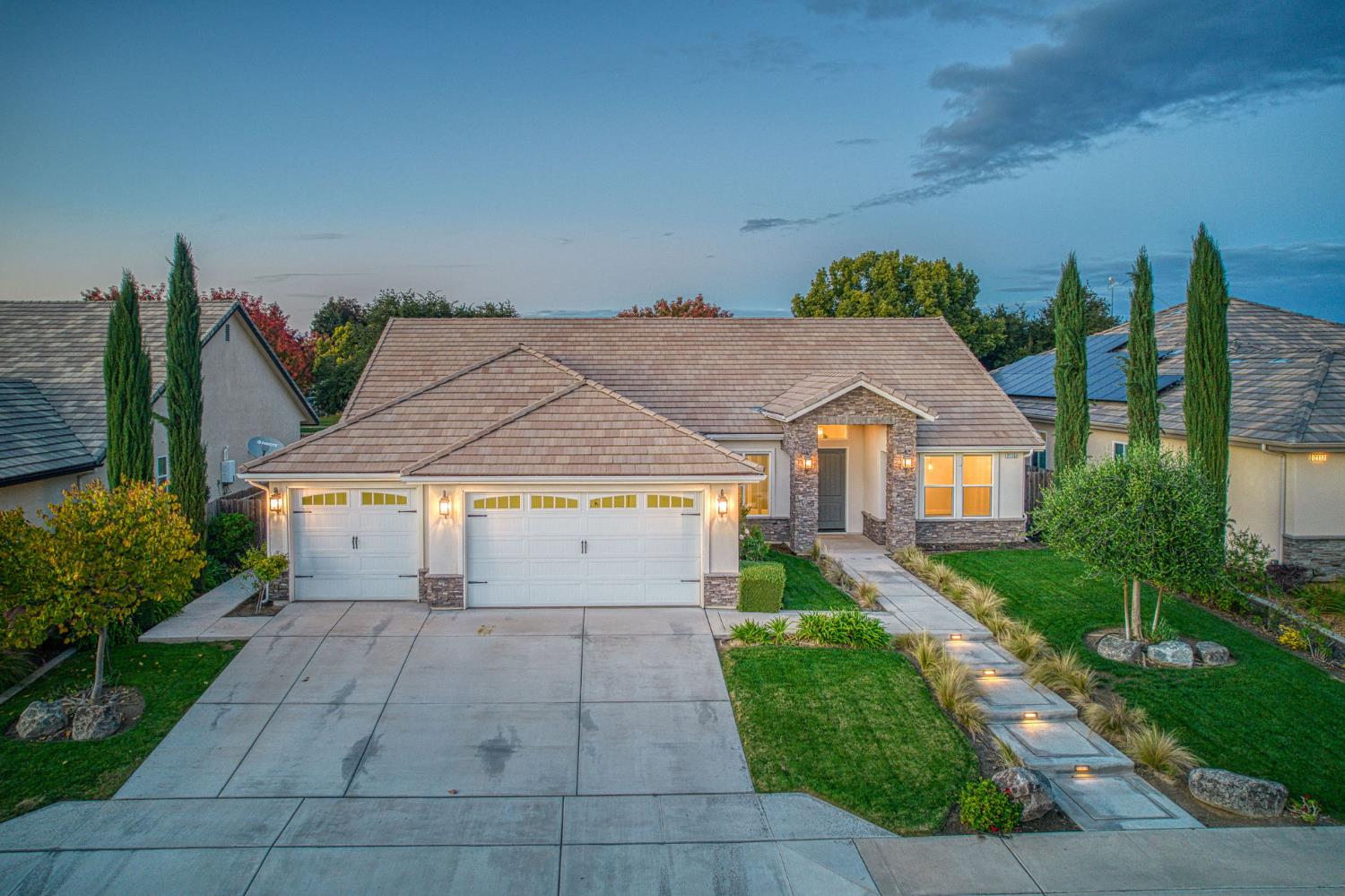 2115 Sophia Ln, Kingsburg, CA 93631