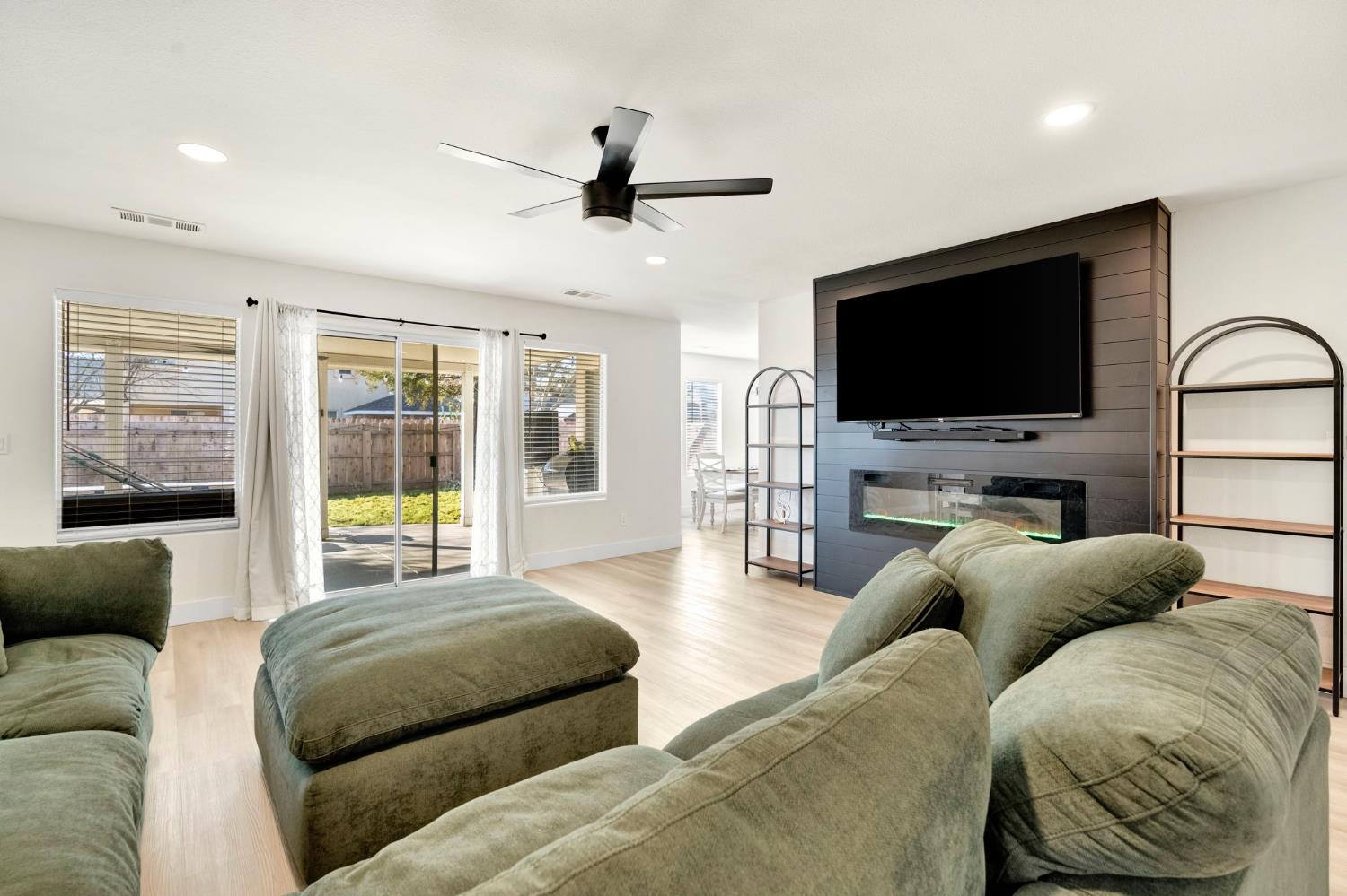 466 W Meadow Ln, Kingsburg, CA 93631