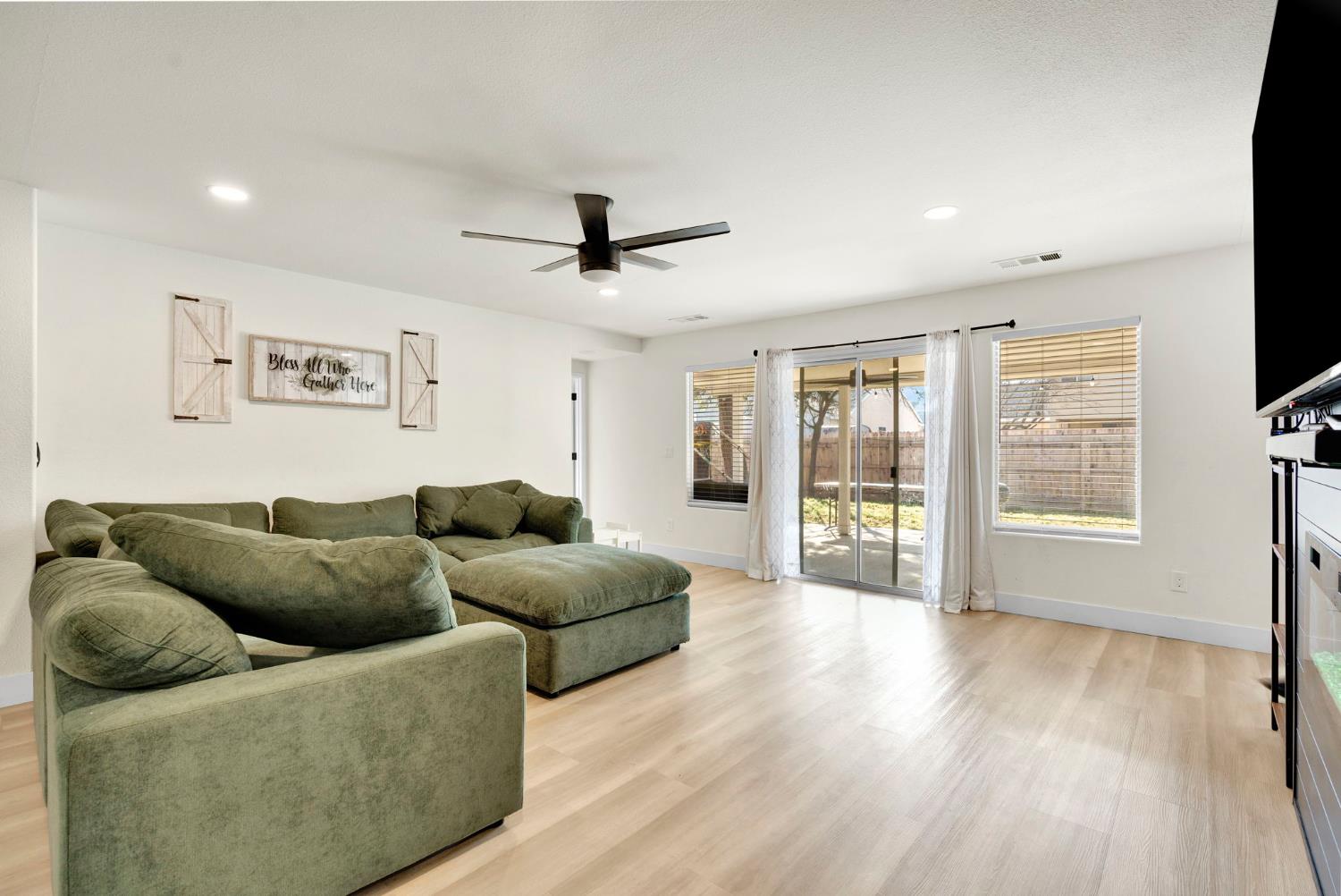 466 W Meadow Ln, Kingsburg, CA 93631