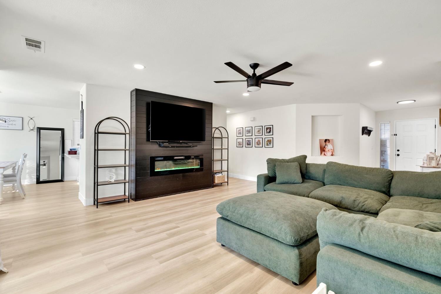 466 W Meadow Ln, Kingsburg, CA 93631