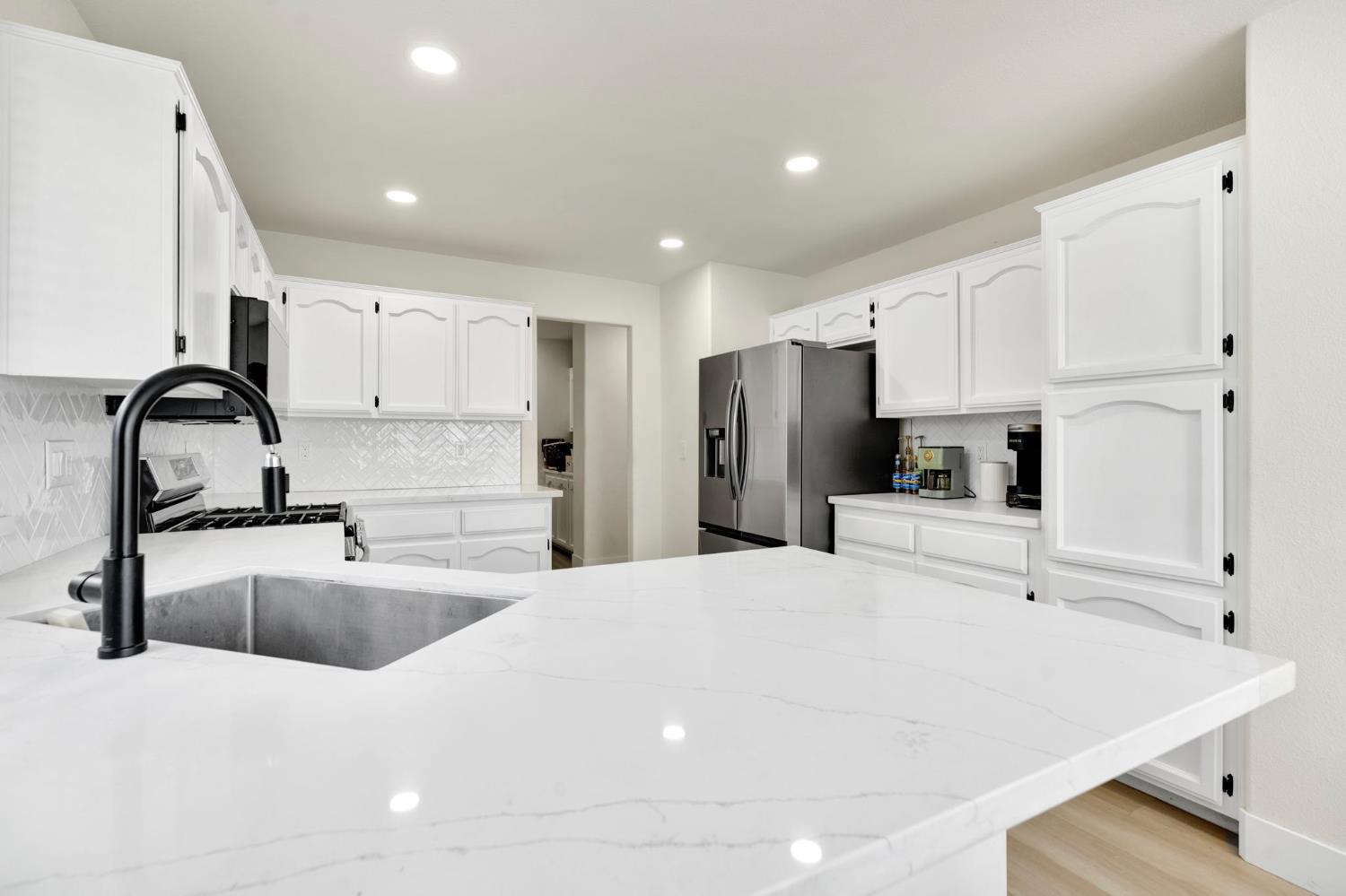 466 W Meadow Ln, Kingsburg, CA 93631