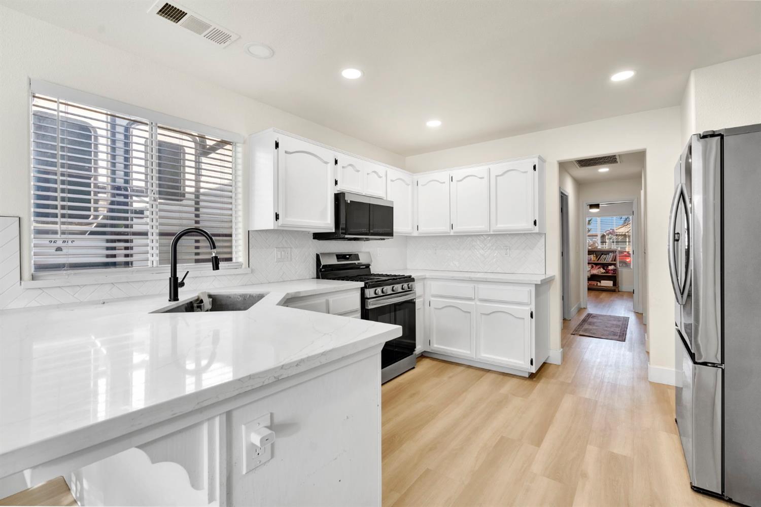 466 W Meadow Ln, Kingsburg, CA 93631