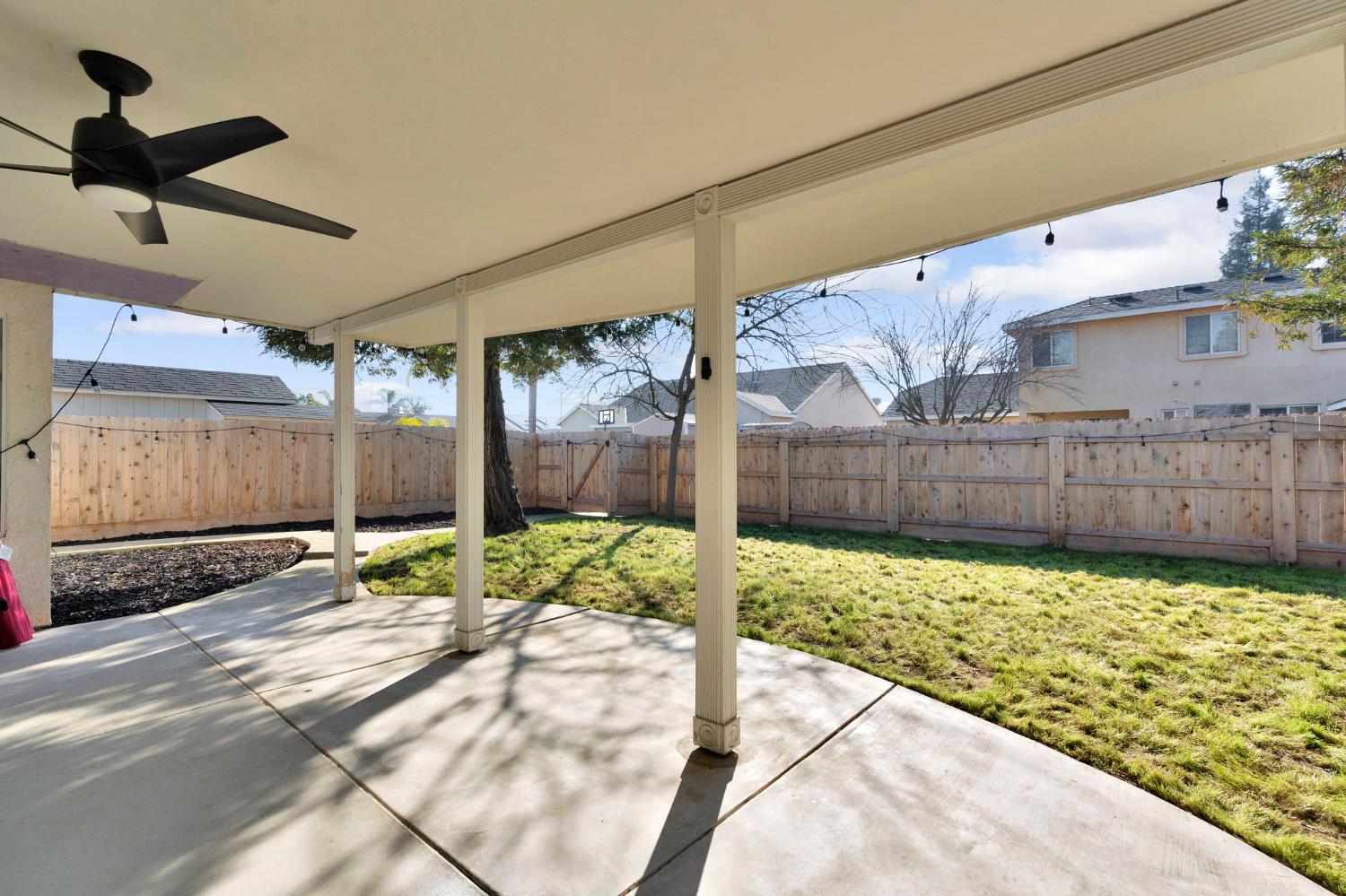 466 W Meadow Ln, Kingsburg, CA 93631
