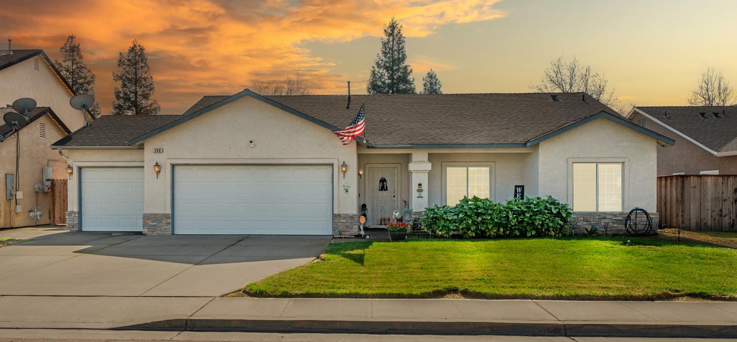 596 W Sunset St, Kingsburg, CA 93631