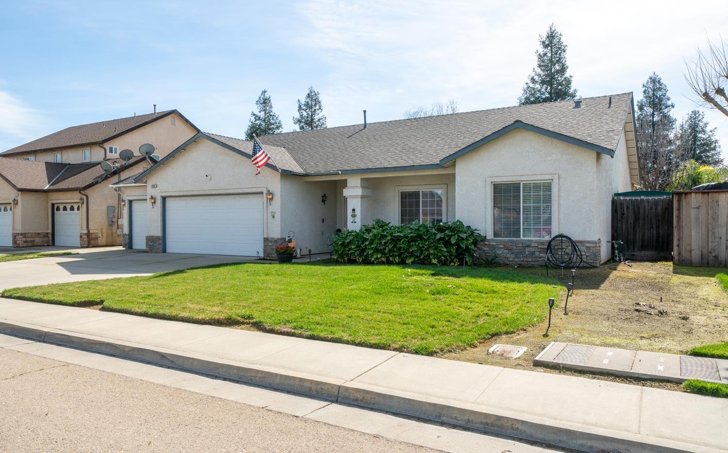 596 W Sunset St, Kingsburg, CA 93631